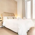 Bright Classic House Near La Malagueta Rems فيلة
